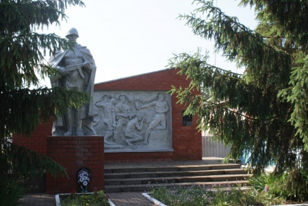Братская могила  советских воинов, погибших в боях с фашистскими захватчиками в 1943 году. Хутор Красиво, Борисовский район.
