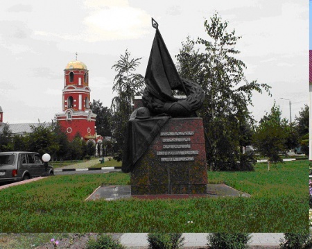 Братская могила 607 советских воинов, погибших в боях с фашистскими захватчиками. Село Красное, Красненский район.