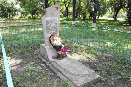 Братская могила жителей села Новоуколово, расстрелянных во время войны за помощь советским солдатам. Красненский район