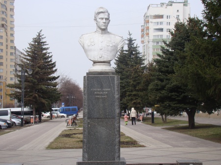 Памятник  генерал-майору М.П. Лебедю.Скульптор А.И.Тенета, архитектор Л.П.Мухин. Белгород.