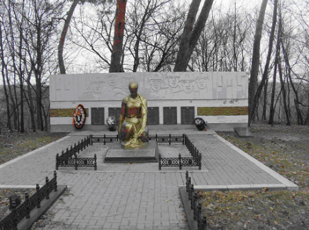 Братская могила советских воинов, погибших в боях с фашистскими захватчиками. Шебекино. Санаторий "1 мая".