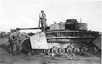 Советские военнослужащие осматривают подбитый немецкий танк Т-4. Район Курской дуги (ГАНИБО)