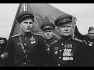 На переднем плане первый справа уроженец села Репенка Алексеевского района Белгородской области Брянцев Егор Павлович - кавалер Ордена Славы трех степеней на параде Победы в июне 1945 года в Москве.