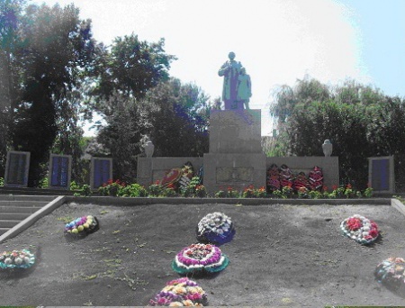 Братская могила советских воинов, погибших в боях с фашистскими захватчиками. Село Сурково, Шебекинский район. 