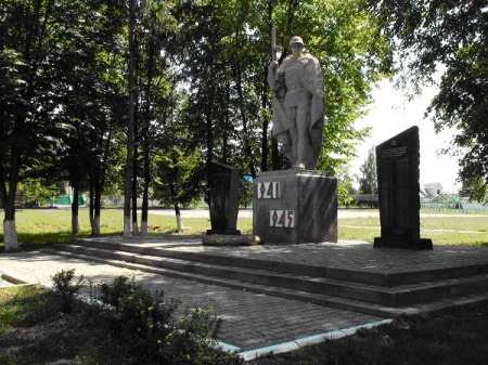 Одиночная могила советского солдата, погибшего в бою с фашистскими захватчиками. Село Сетище, Красненский район.