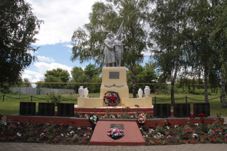 Братская могила 37  советских воинов, погибших в боях с фашистскими  захватчиками. Село Большая Халань, Корочанский  район.