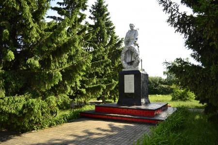 Братская могила 9 советских воинов,  погибших в боях с фашистскими захватчиками. Село Толстое,  Губкинский городской округ.