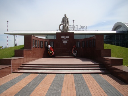 Братская могила 76 советских воинов, погибших в боях  с немецко-фашистскими захватчиками. Белгород.