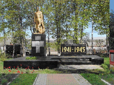 Братская могила советских воинов, погибших в боях с фашистскими захватчиками. Село Крапивное, Шебекинский район.
