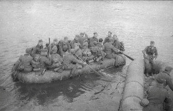 Немецкие пехотинцы в десантной лодке во время переправы через реку в Белгородской области, 1943 год. Источник: http://waralbum.ru.