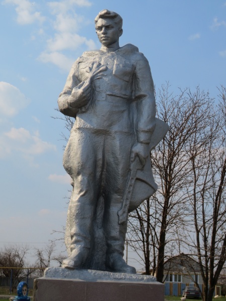 Памятник воинам-землякам, погибшим в годы Великой Отечественной войны.Глинное Новоскольского района.