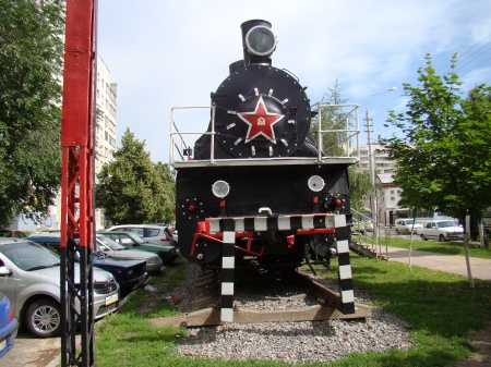Паровоз и вагоны, установленные в честь  труда  железнодорожников  во время Великой Отечественной войны. Белгород.
