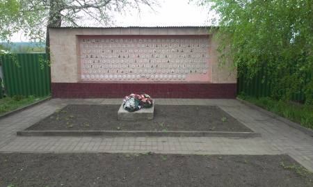 Памятник воинам-землякам, погибшим в годы Великой Отечественной войны.Село Оскольское, Новооскольский  район.