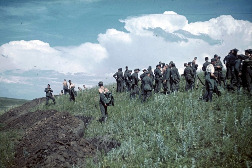 Группа немецких солдат у вырытых окопов на склоне холма на территории нынешней Белгородской области, 1943 год. Источник: http://waralbum.ru