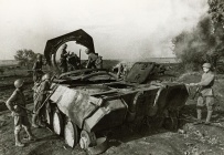 Наши бойцы осматривают разбитый советскими танками немецкий тяжелый танк «Тигр». Июль 1943 года, район Прохоровки (ГАБО)