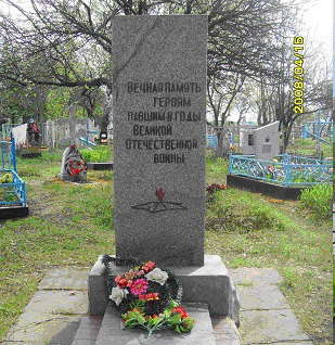 Братская могила советских воинов, погибших в боях с фашистскими захватчиками. Село Красная Поляна, Шебекинский район.