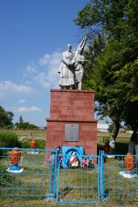 Братская могила советских воинов, погибших в боях с фашистскими захватчиками в 1943 году. Село  Студенок, Ивнянский район.