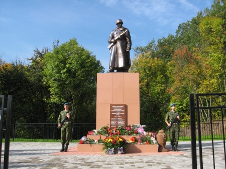 Братская могила  советских воинов, погибших в боях с фашистскими захватчиками в 1943 году. Поселок Прибрежный, Новооскольский район.